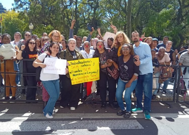 Terceirizadas da educação estadual do RS protestam por salários atrasados em frente ao Piratini