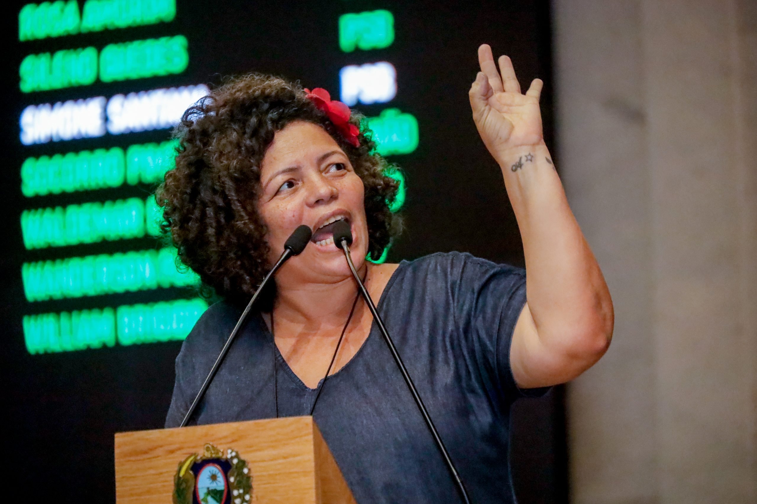 Livre de denúncia, Dani Portela diz que ataques sofridos são reflexo de aliança de Raquel Lyra com o bolsonarismo