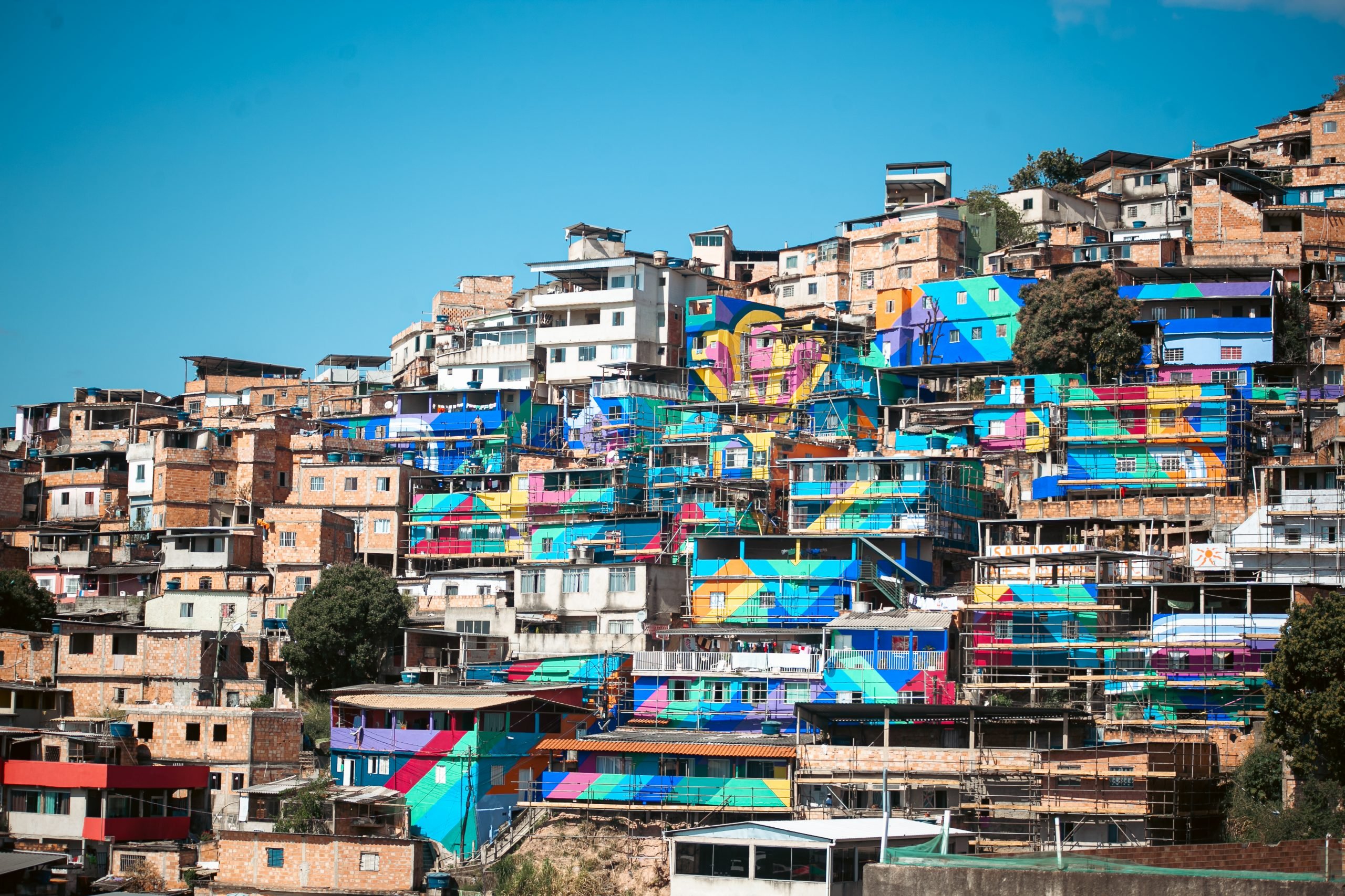 Arte em grande escala dá voz às águas e memórias do Aglomerado da Serra, em BH